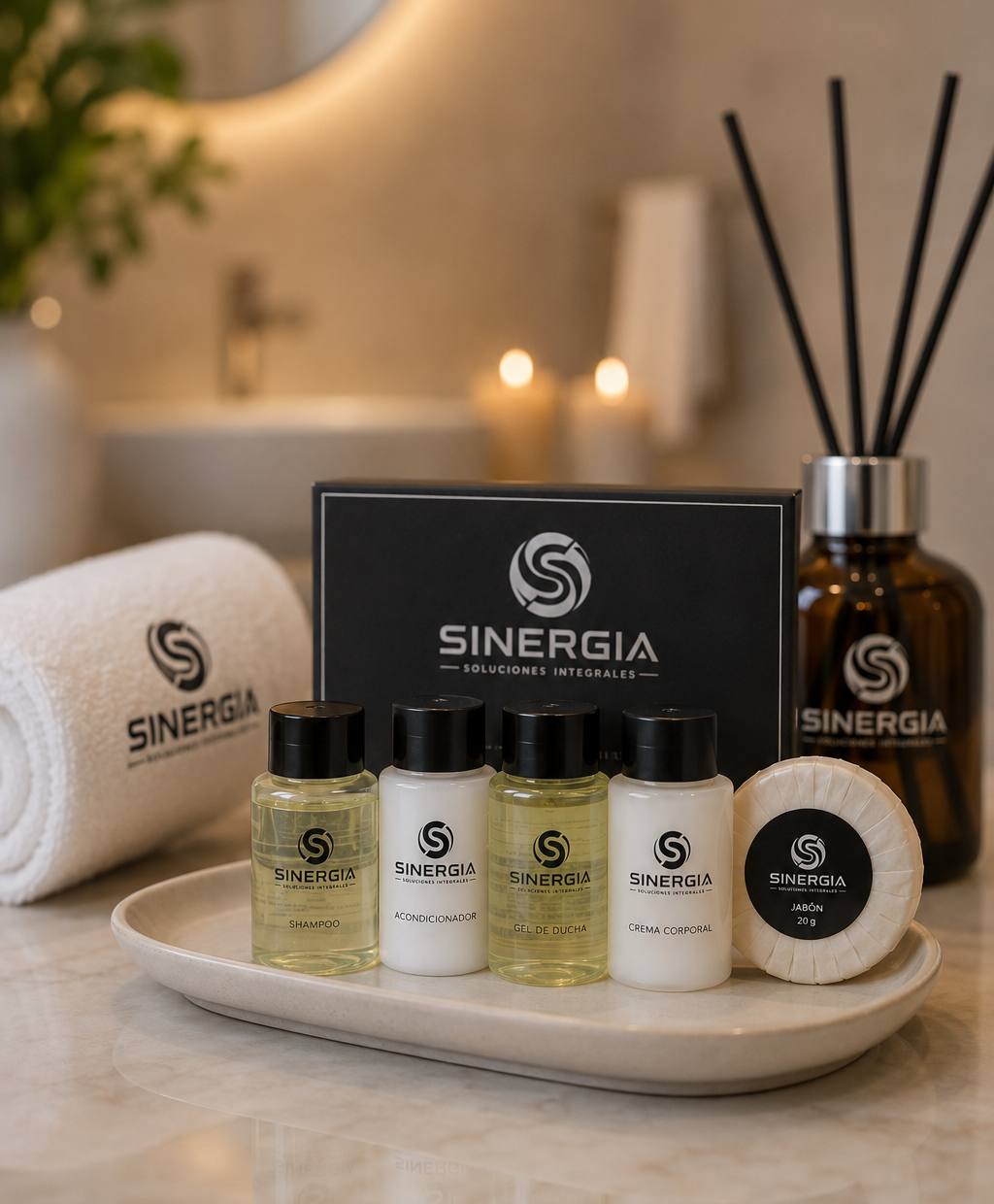Set de amenities personalizados con la marca de la empresa: shampoo, acondicionador, gel de ducha, crema corporal, jabón y difusor